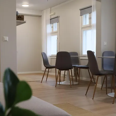 Törrö As 11, 1-5hlö Tilava Yläkerran Perheasunto Jokimaisemalla Huoneisto